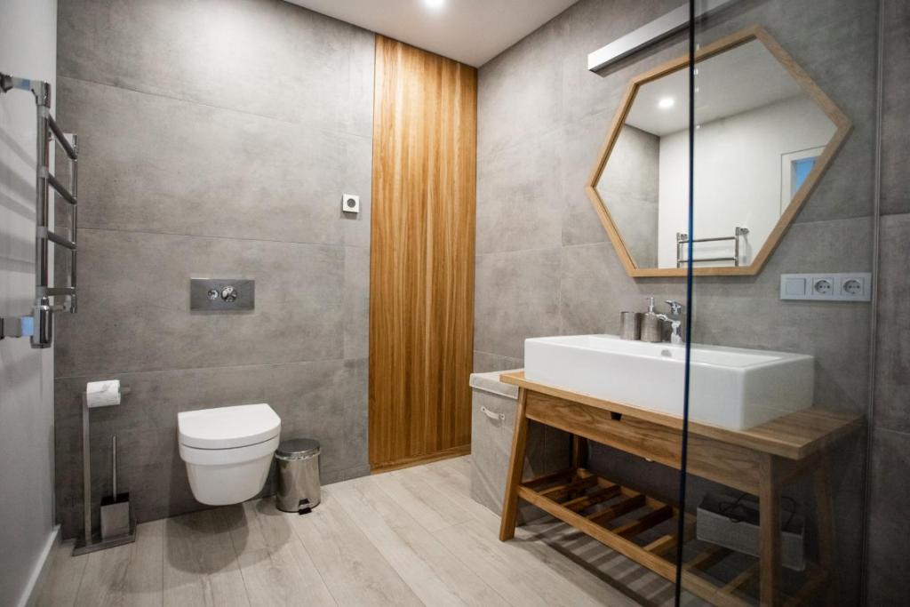考纳斯G - Owl Jazz - Modern and spacious loft type apartment 8 with free private parking的一间带水槽、卫生间和镜子的浴室