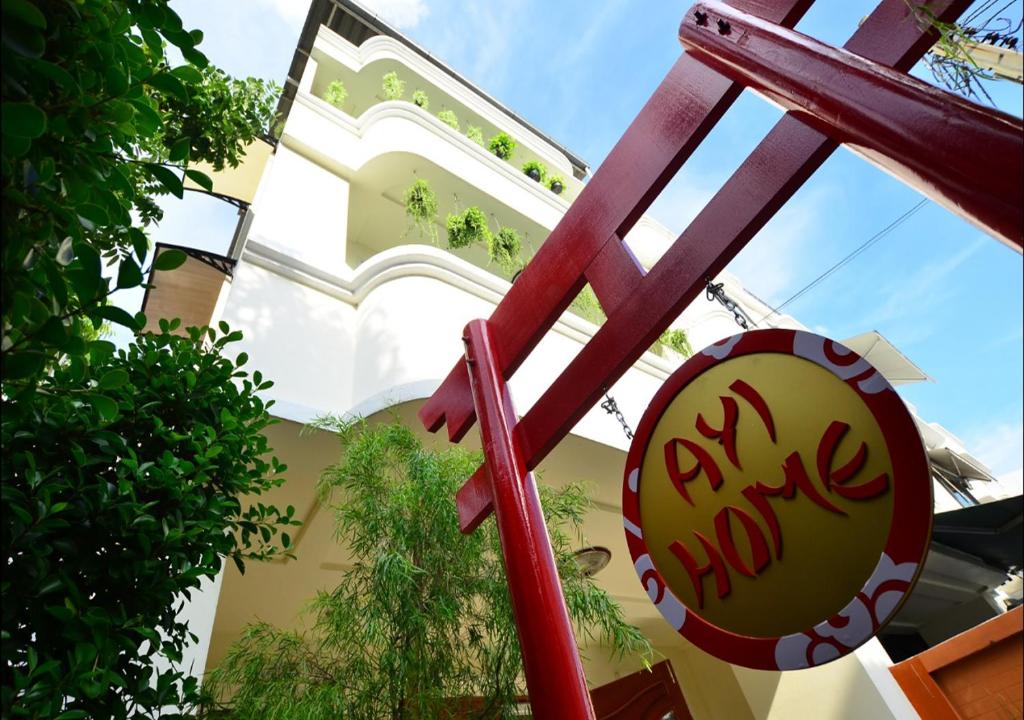 曼谷阿依度假屋的大楼前的红椅