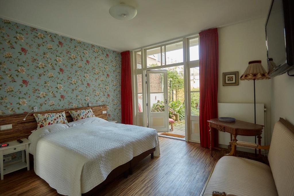 乌得勒支B&B Muntzicht的一间卧室设有一张床和一个窗口
