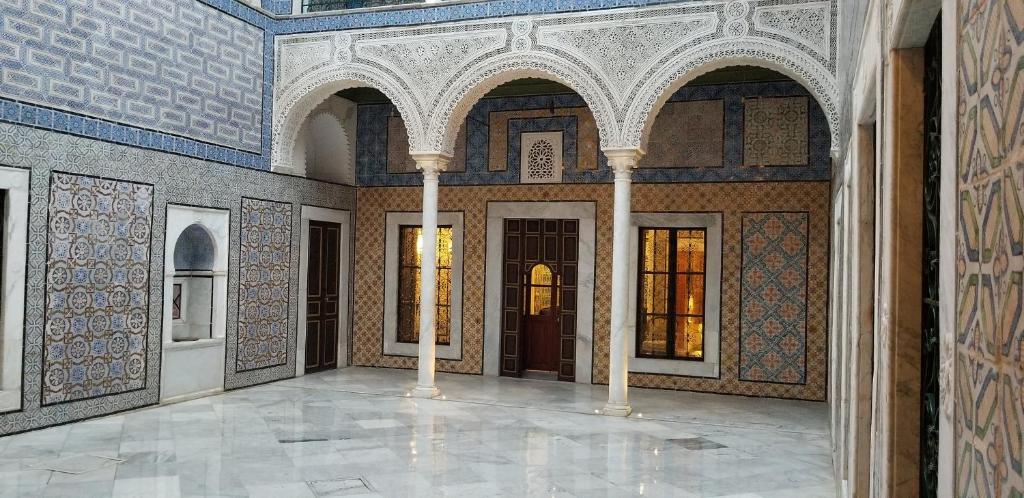 突尼斯拜拉姆宫殿酒店的建筑中带圆柱和天花板的空房间