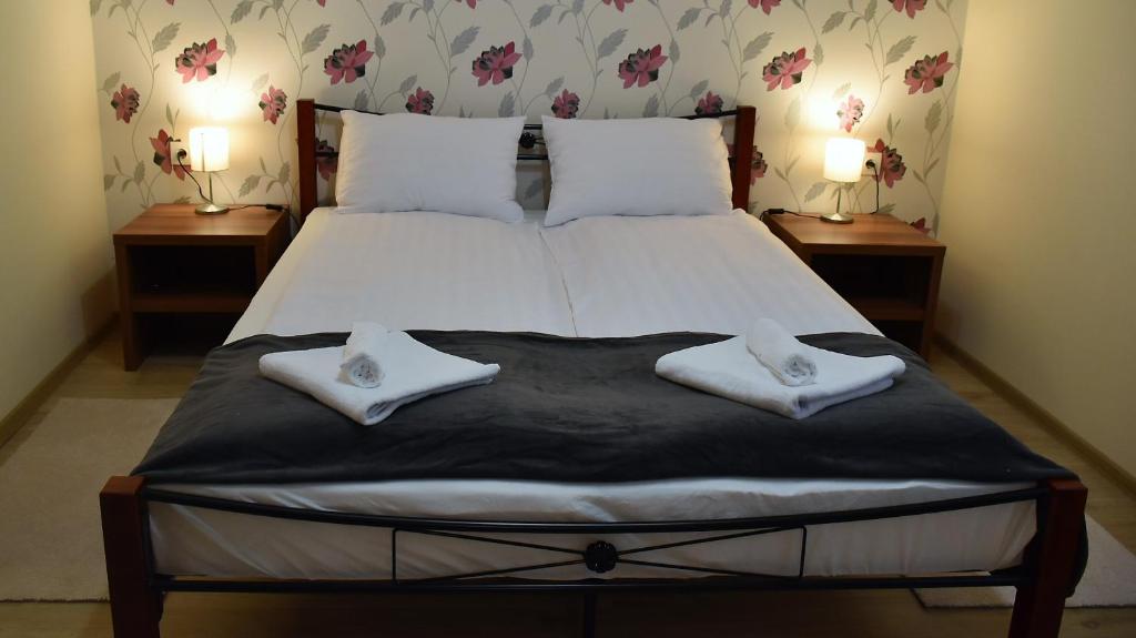 考波什堡La Mia Casa Vendégház的一间卧室配有一张床,上面有两条毛巾