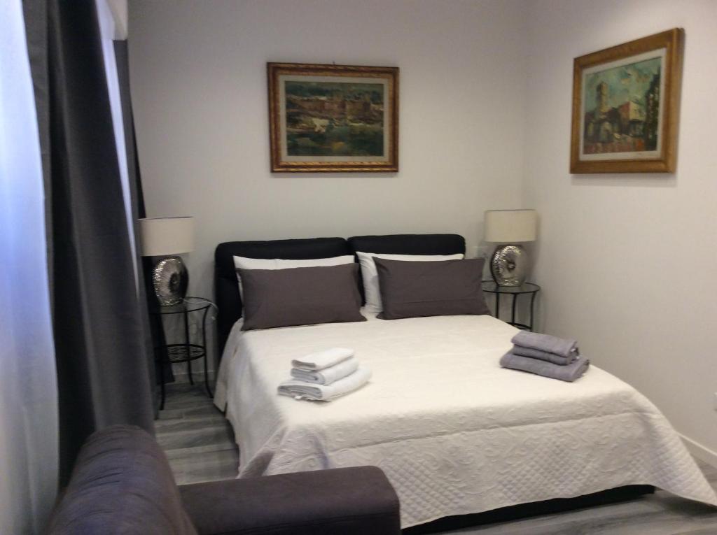 博洛尼亚Granduca的一间卧室配有带毛巾的床