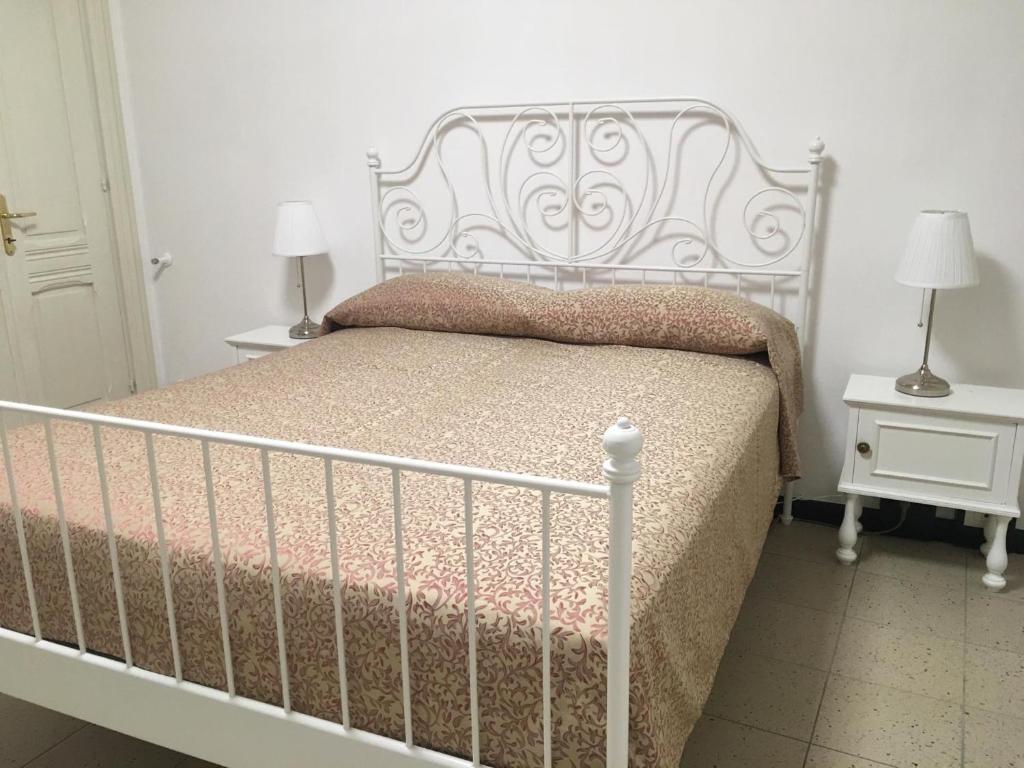 奥里斯塔诺B&B Juighissa Leonora的卧室内的一张白色床,设有2个床头柜