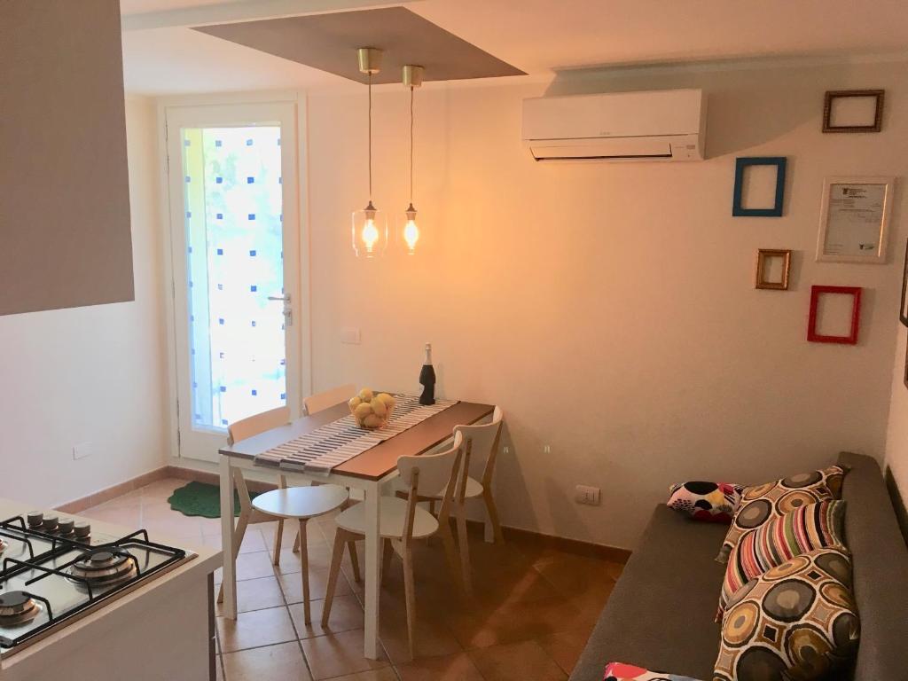 波佐伦戈Villa Benaco的厨房以及带桌子和沙发的用餐室。