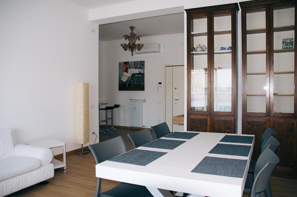 特雷维索La Maison di Laura的一间配备有白色桌椅的用餐室
