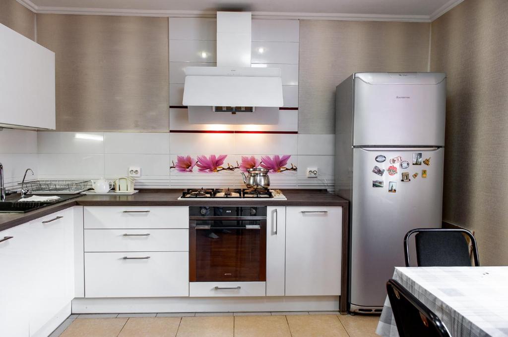 阿斯塔纳Hostel Astana的厨房配有炉灶和冰箱。