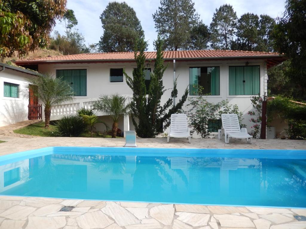 圣路易斯-杜帕赖廷加Chácara do Delei的房屋前有游泳池的房子