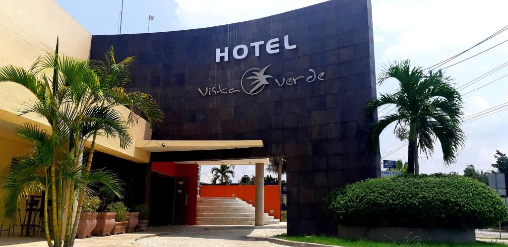 HuichihuayánHotel Vista Verde的一座楼前有棕榈树的酒店