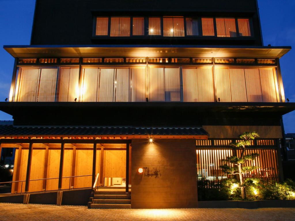 南淡路市Minato Koyado Awajishima的一座晚上有灯的建筑
