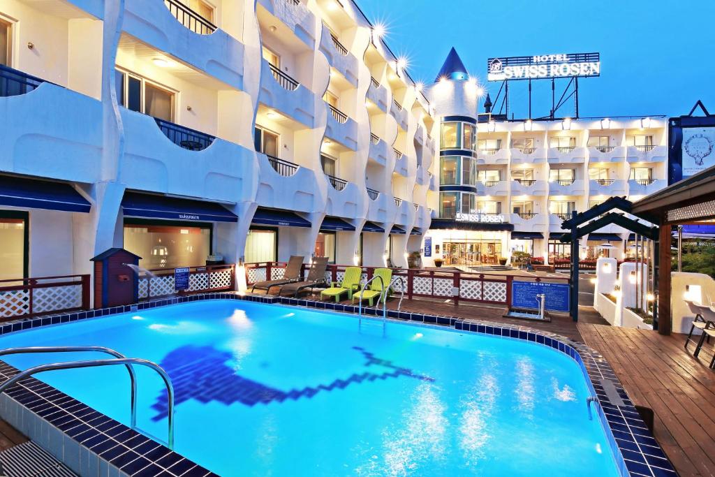 庆州贝尼凯瑞士罗森酒店的酒店前的游泳池