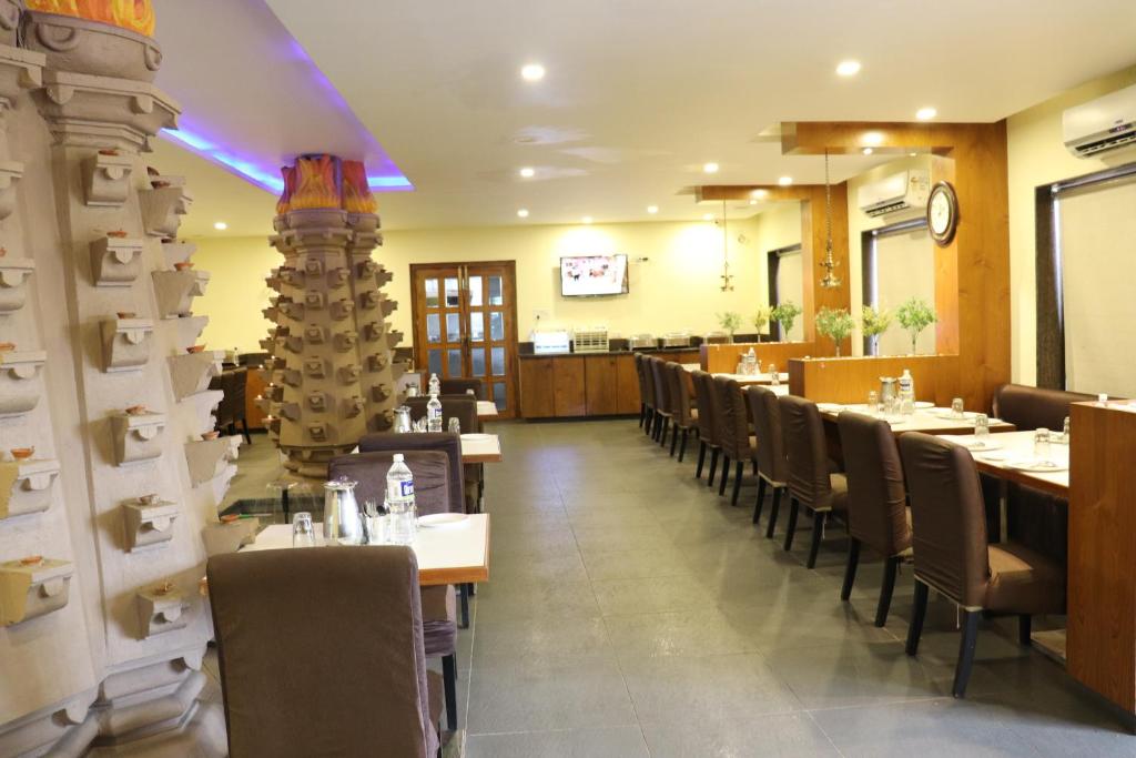 Hotel Sai Shubham餐厅或其他用餐的地方