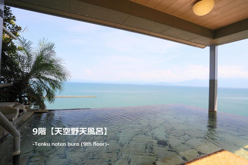 指宿市Fufurotenburonoyado Ginsyou的阳台享有海景。