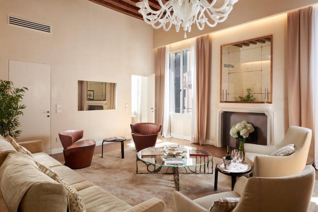 威尼斯Palazzo Morosini Degli Spezieri - Apartments的客厅配有沙发和桌子