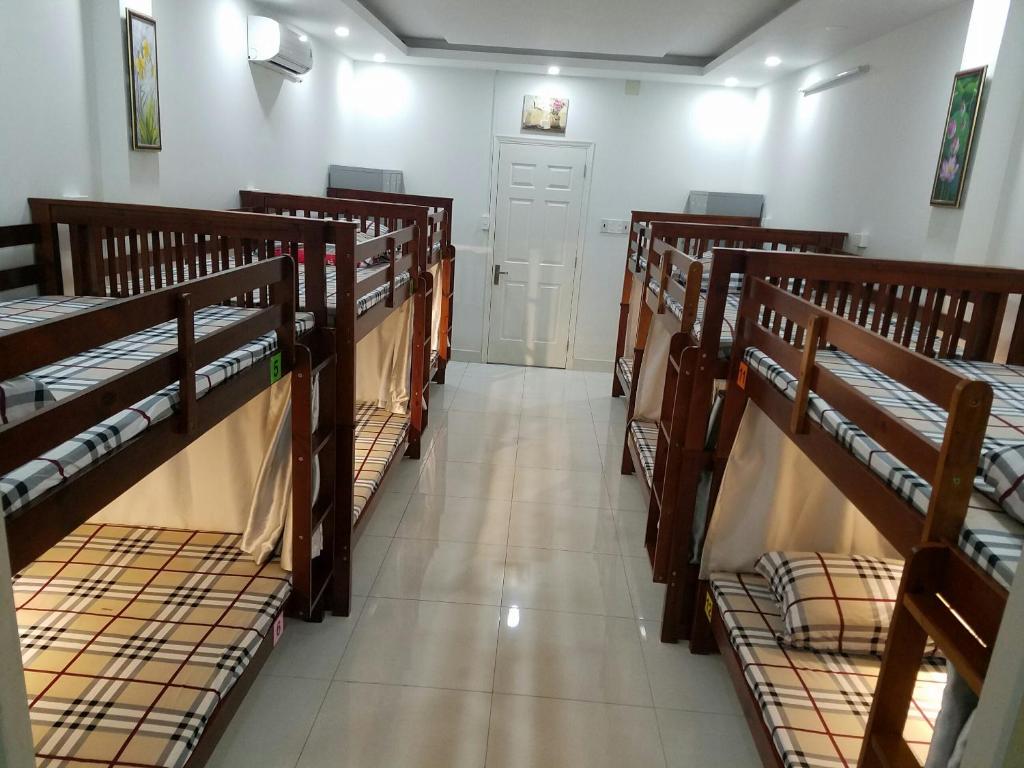 胡志明市NATURAL HOUSE hostel的客房内的一排双层床
