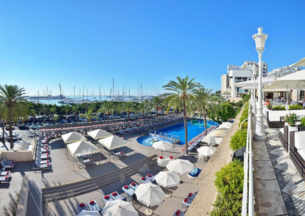 马略卡岛帕尔马Hotel Victoria Gran Meliá的享有度假村游泳池的顶部景致