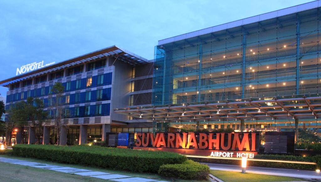 莱卡邦Novotel Bangkok Suvarnabhumi Airport的前面有标志的大建筑