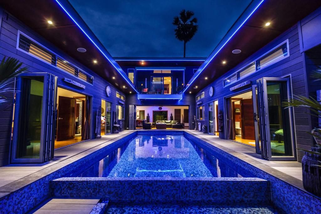 拉迈Stunning villa with ocean views and free car的夜间室内泳池