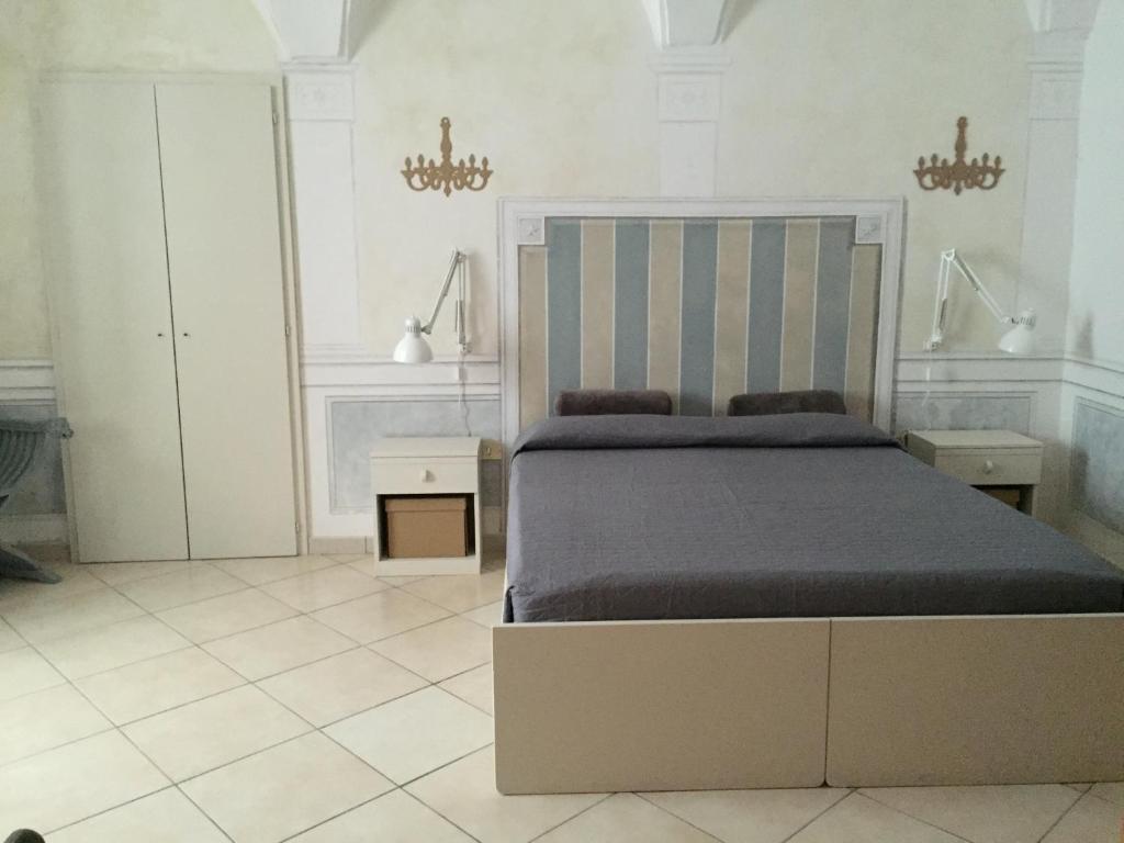 维耶斯泰Houseinvieste的一间卧室设有一张大床和一个壁炉