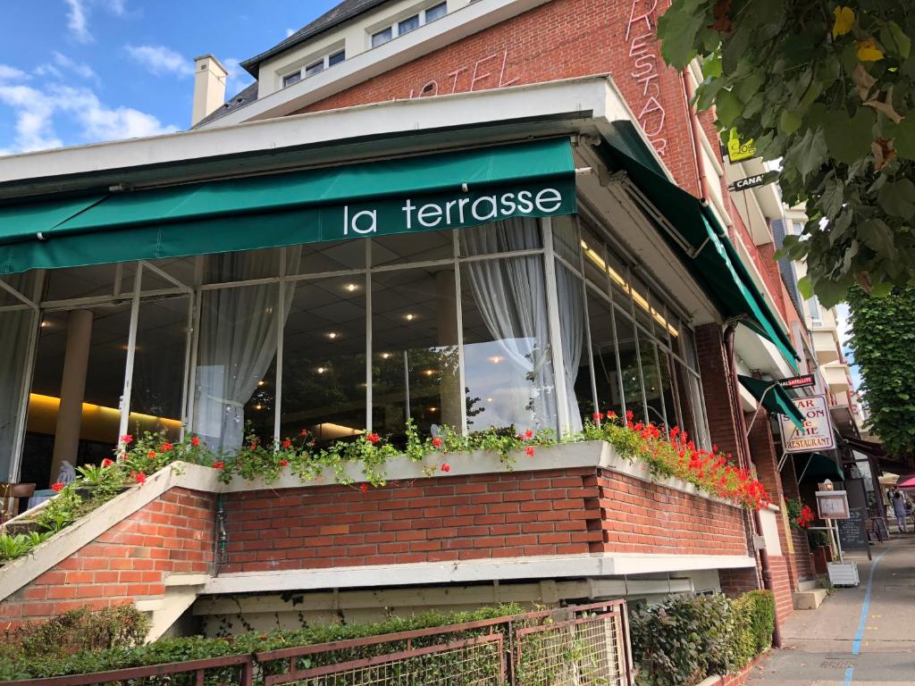 利雪阳台之家酒店的一间标有读取la terraza的标志的餐厅