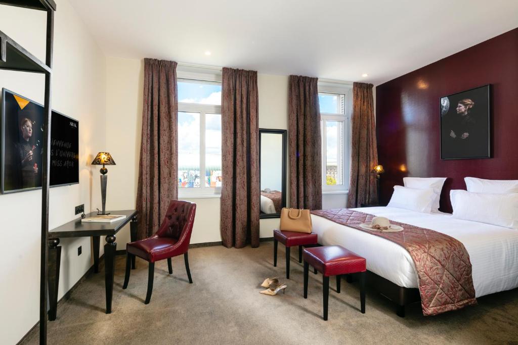 斯特拉斯堡Hotel Arok的酒店客房,配有一张床、一张桌子和椅子