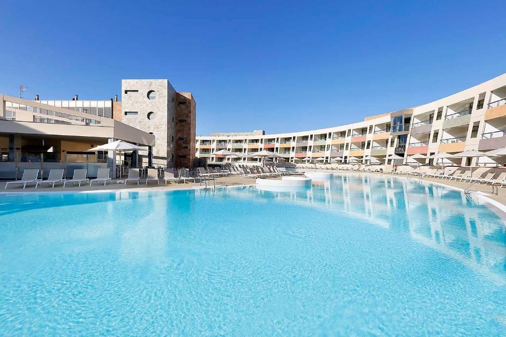 卡勒达德福斯特拉斯萨利纳斯欧洲之星酒店的大楼前的大型游泳池