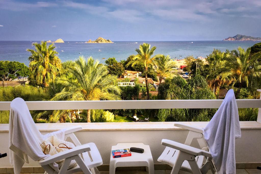 圣玛丽亚纳瓦雷地中海酒店的阳台配有椅子,享有海景。