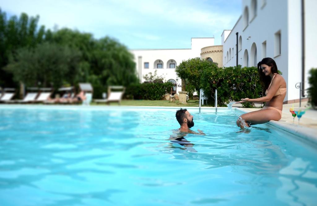 帕图Hotel Montecallini - Adult Only 14的两个女人在游泳池里和孩子一起玩耍