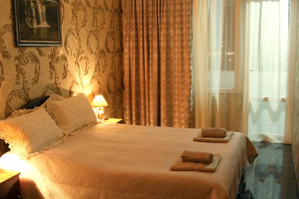 第比利斯Georgian Hosts Tbilisi的一间卧室配有一张大床和两条毛巾