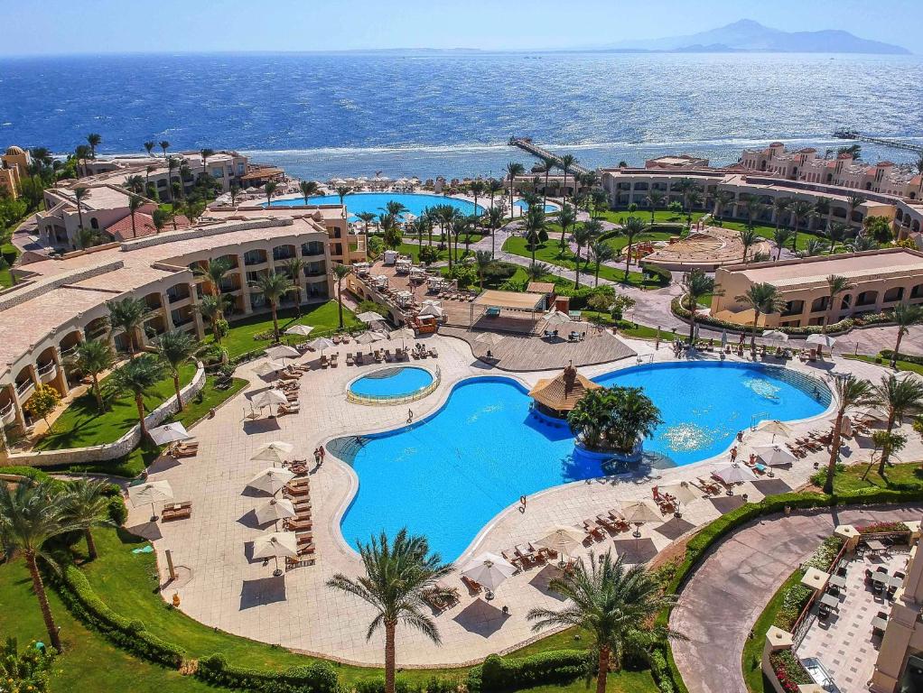 沙姆沙伊赫沙姆沙伊赫克娄巴特拉豪华度假酒店的享有度假胜地的空中景致,设有2个游泳池