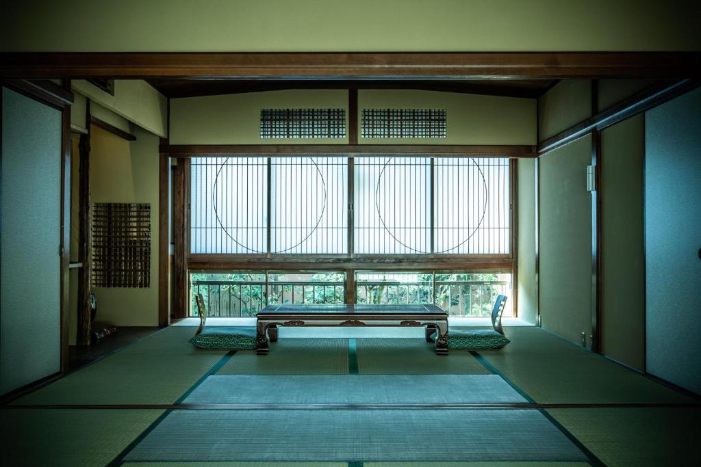 京都山田屋旅馆的大窗户前设有长凳的房间