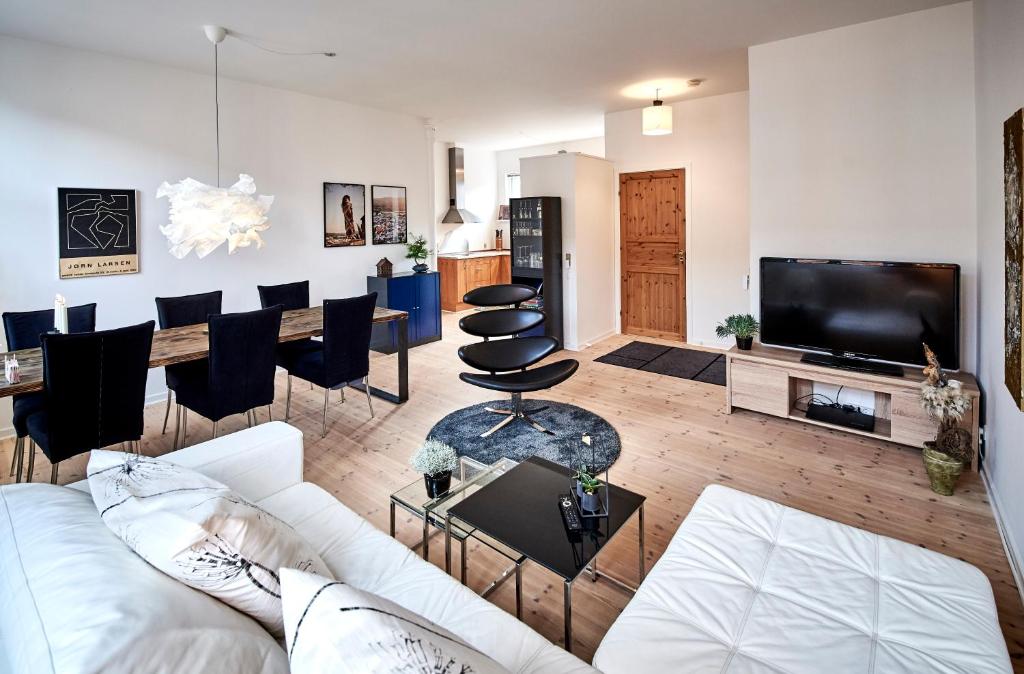 腓特烈西亚Fredericia Apartment II的客厅配有白色沙发和电视