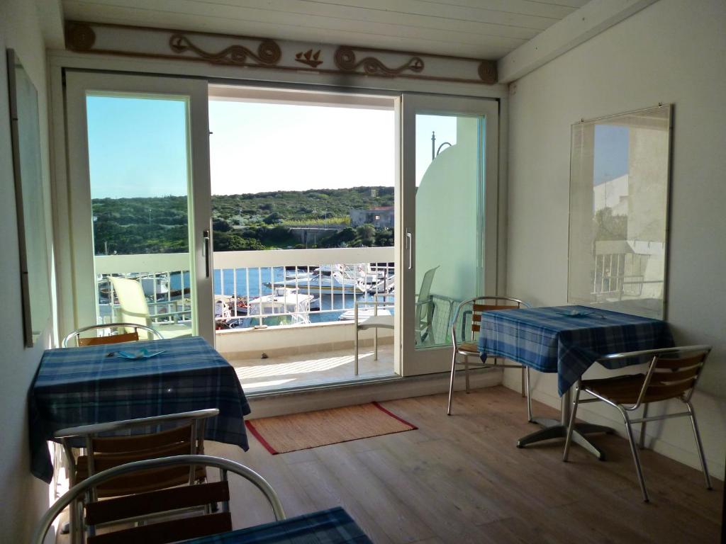 斯廷蒂诺Domo Sul Porto的客房设有两张桌子和大窗户