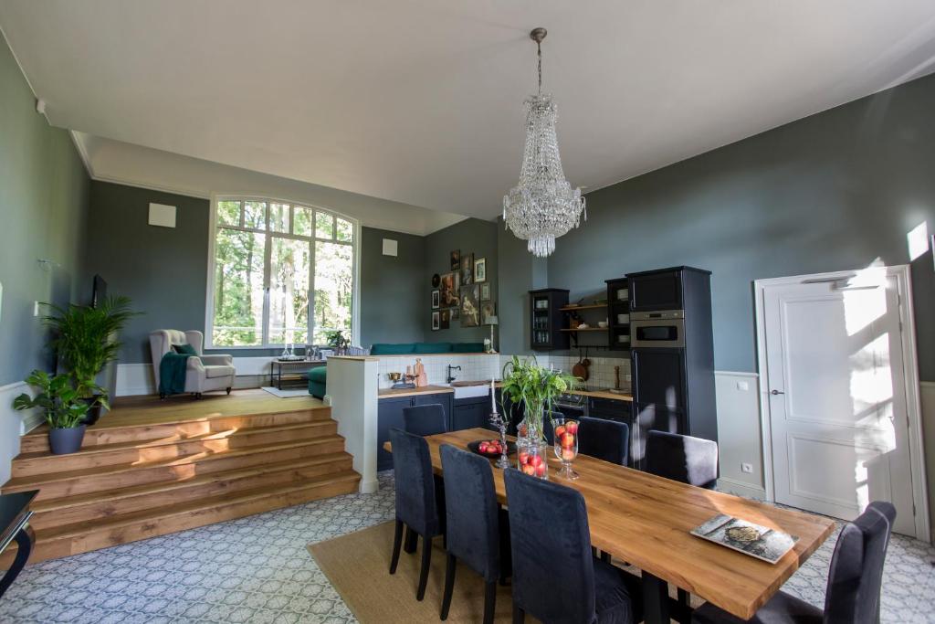 HingeneAntonine's Atelier的厨房以及带木桌和椅子的用餐室。
