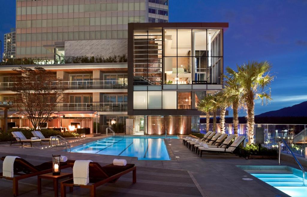 温哥华费尔蒙特环太平洋酒店的一座带游泳池和大楼的酒店