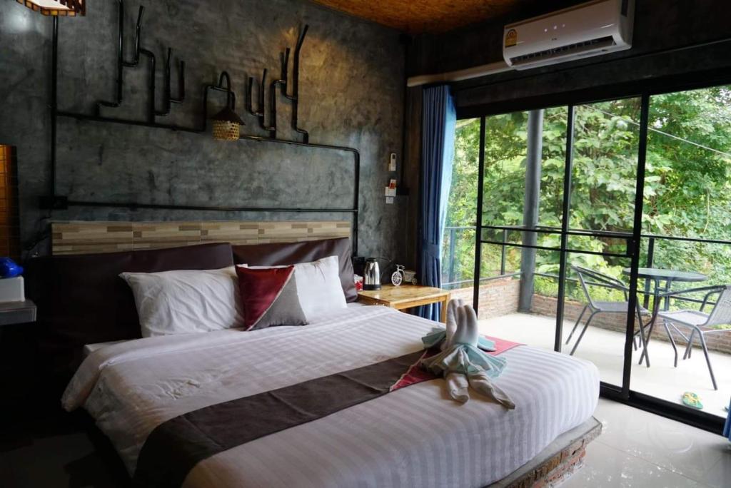 通帕蓬奇利洛夫特度假村的一间卧室设有一张床和一个大窗户