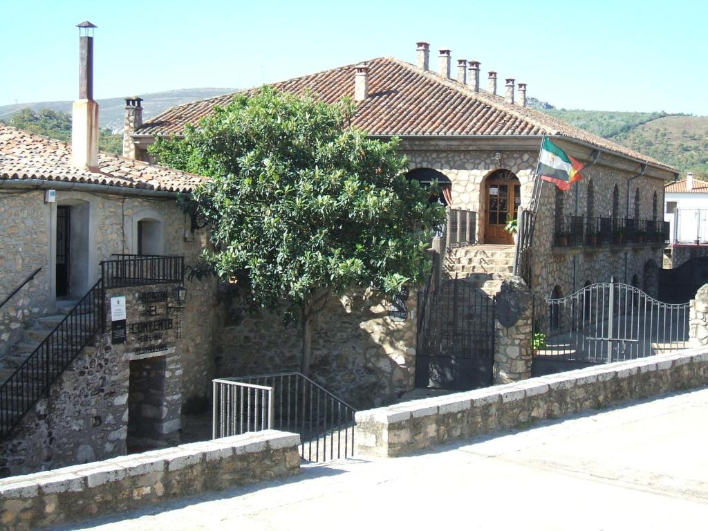 巴伦西亚德亚尔坎塔拉Hotel Rural El Convento的前面有围栏的石头房子
