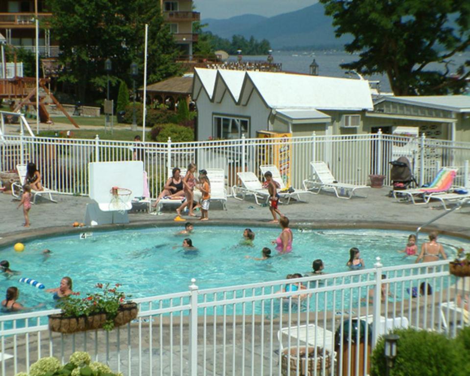 乔治湖海洋村度假酒店的一群人在游泳池里