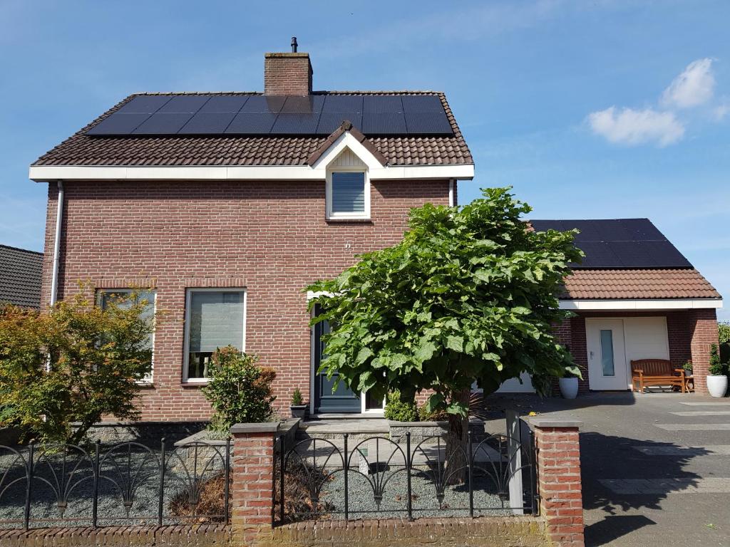 StevensweertHet Gildehuis met sauna en jacuzzi的屋顶上设有太阳能电池板的房子
