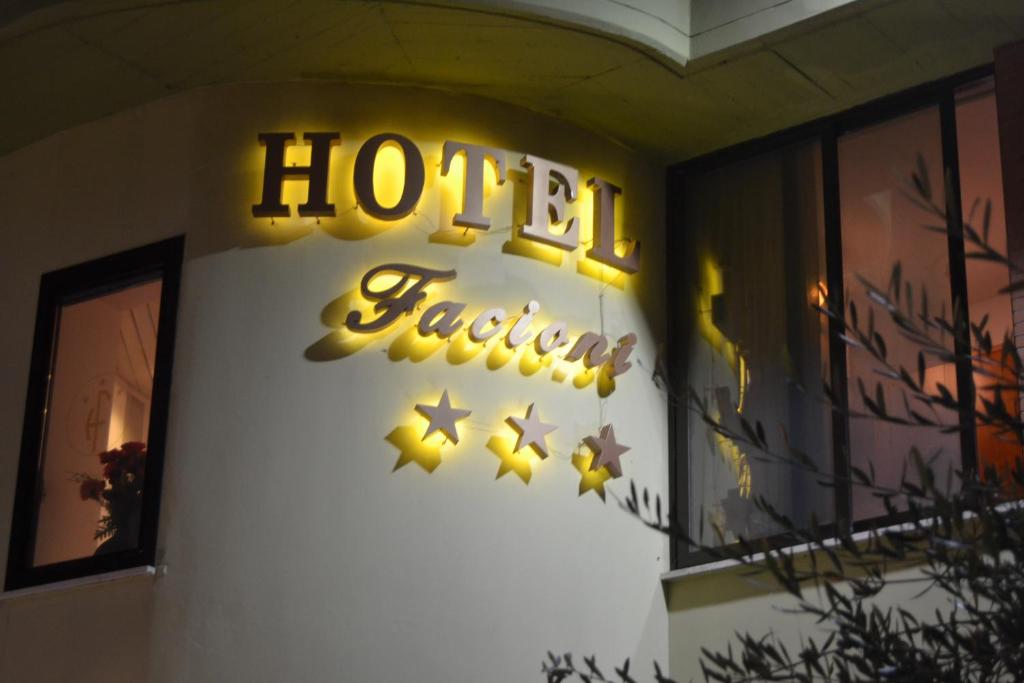 波梅齐亚法西奥尼酒店的大楼一侧的 ⁇ 虹酒店标志
