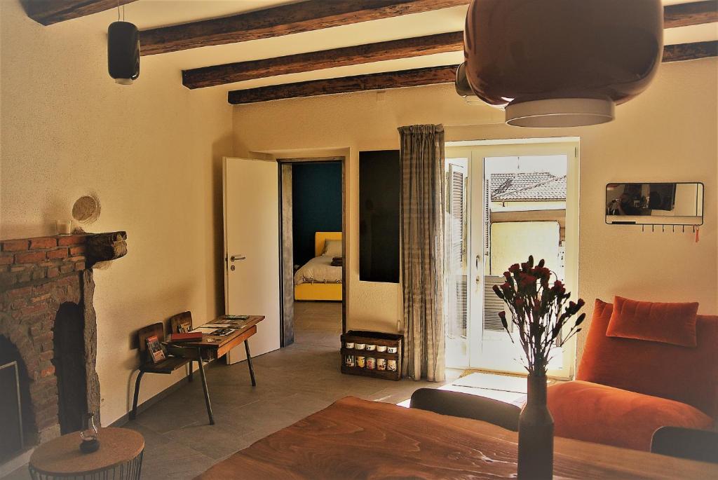 Miglieglia卡巴拉德设计公寓的带沙发和壁炉的客厅
