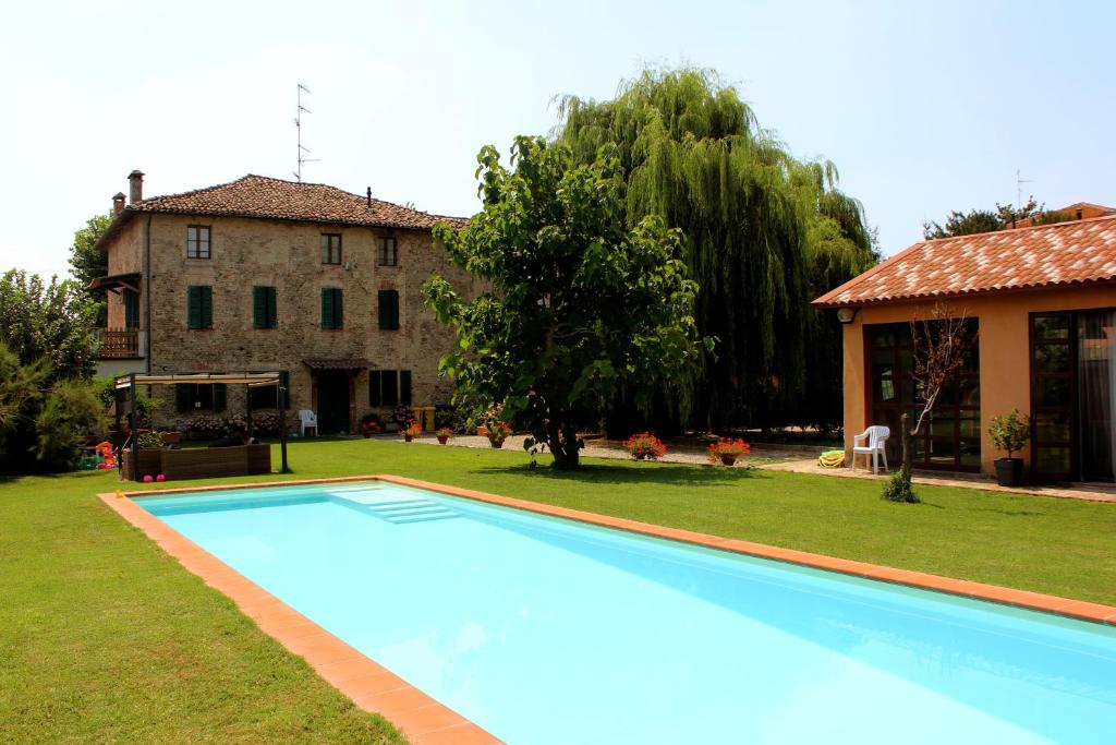 ViaroloB&B Il Conte Giacomo的一座房子的院子内的游泳池