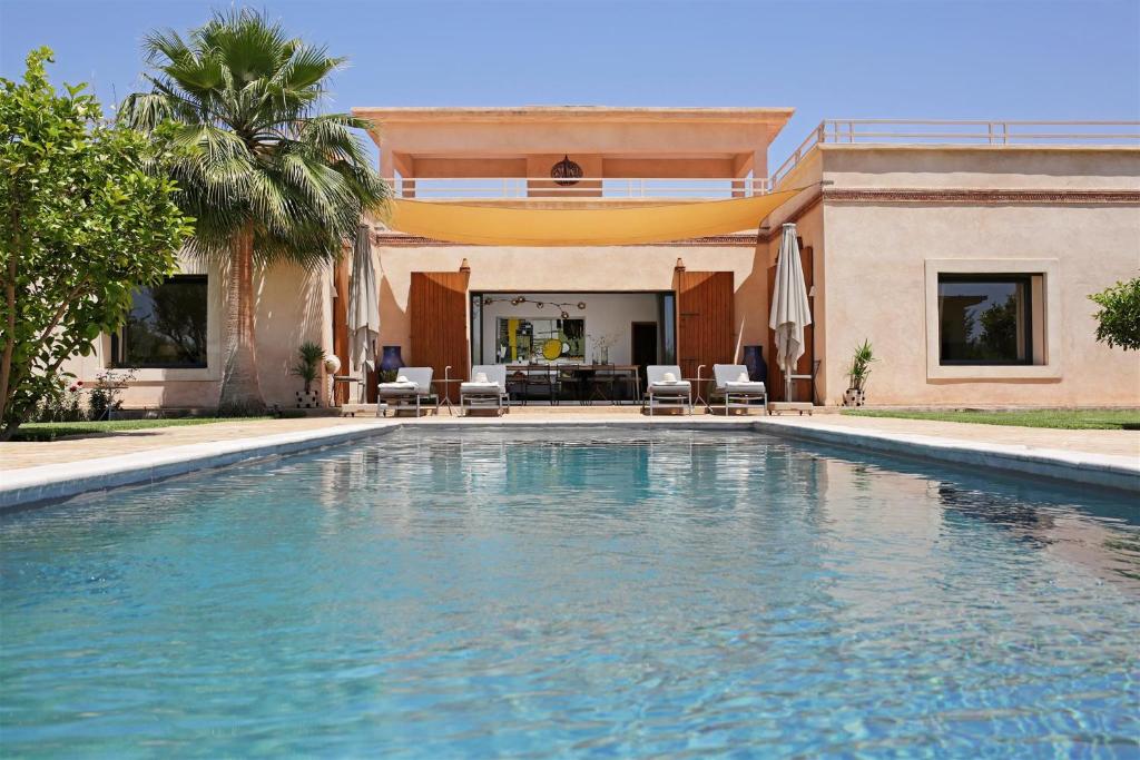 Oulad SnaguiaVilla Salamouni by Sejour Maroc的房屋前的游泳池