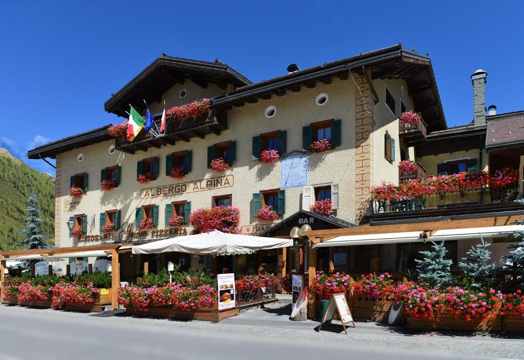 利维尼奥Hotel Alpina的一座大建筑前面有鲜花