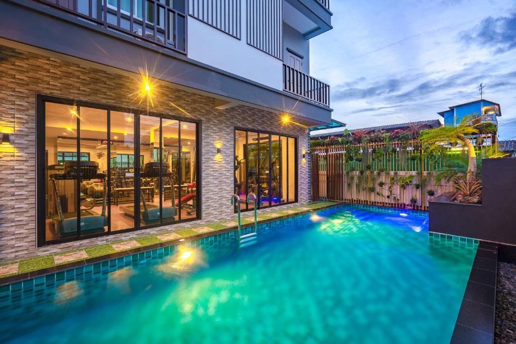 曼谷Penyos Residence的一座房子后院的游泳池
