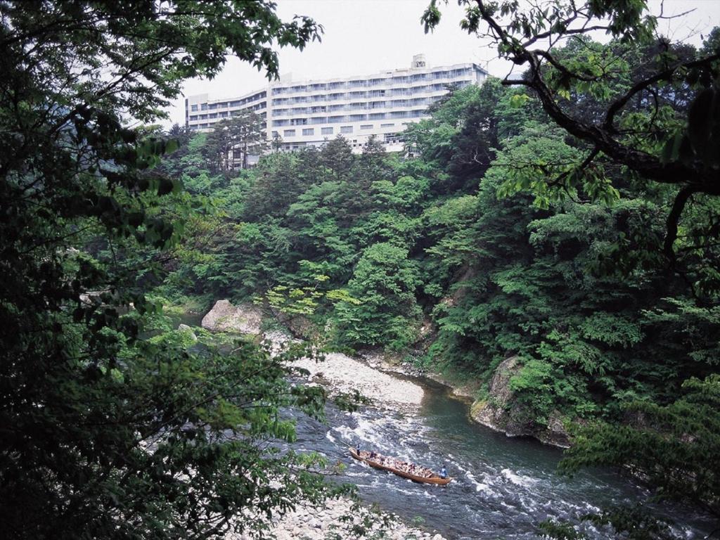 日光鬼怒川皇家酒店的一群人划船沿着河漂流