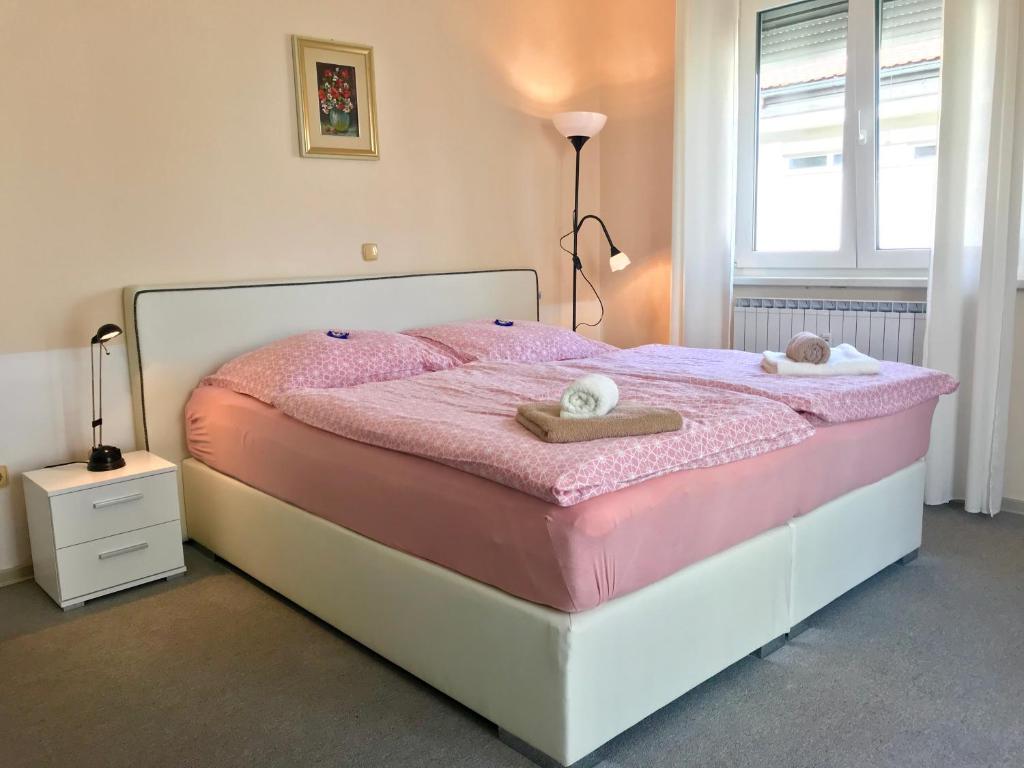 普图伊Apartments Terme Ptuj的一间卧室配有一张床,上面有两条毛巾