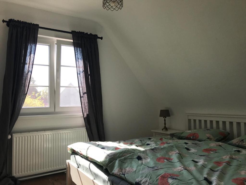 莱茵河畔威尔Ferienwohnung Haltingen的一间卧室设有一张床和一个窗口