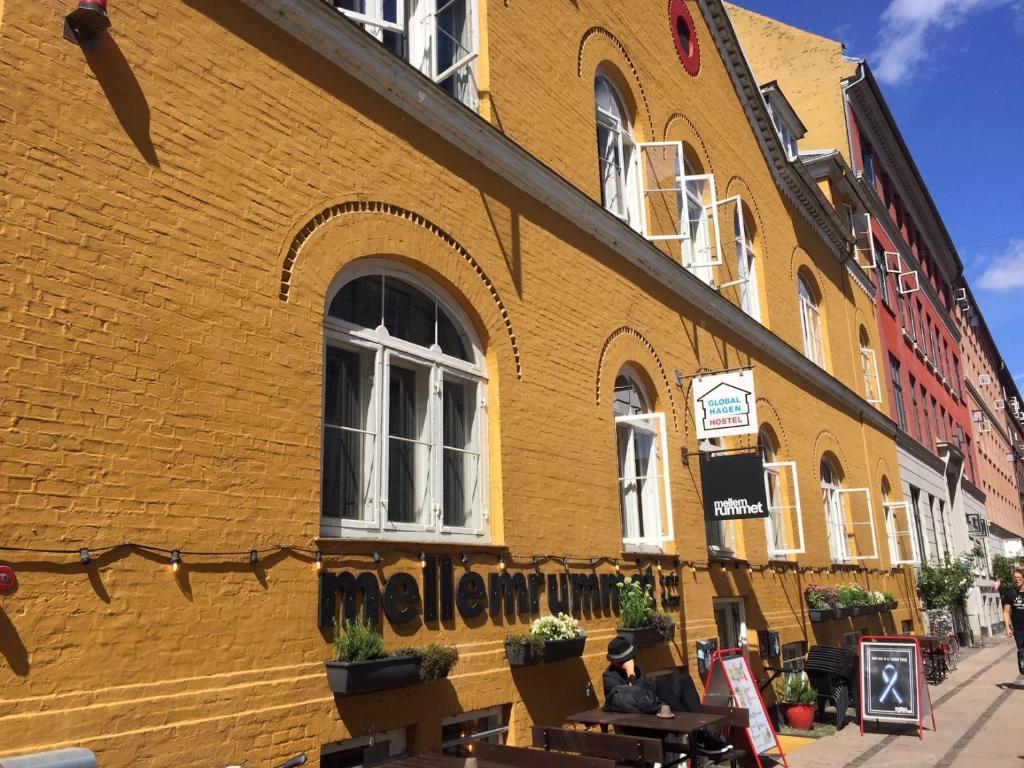 哥本哈根戈洛鲍尔哈根旅舍的黄色砖砌建筑,上面有标志