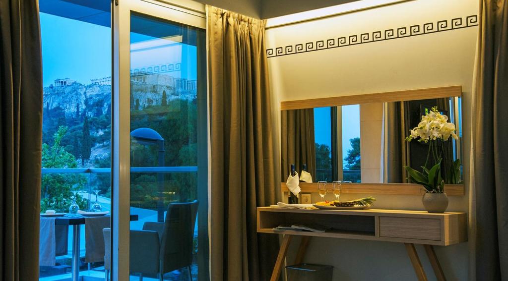 雅典迪西奥酒店的客房设有书桌和美景窗户。