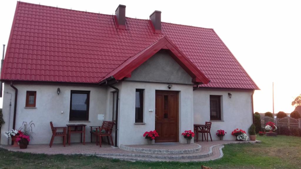 科贝拉古拉Agroturystyka u Pawła i Asi的一间白色的小房子,有红色的屋顶